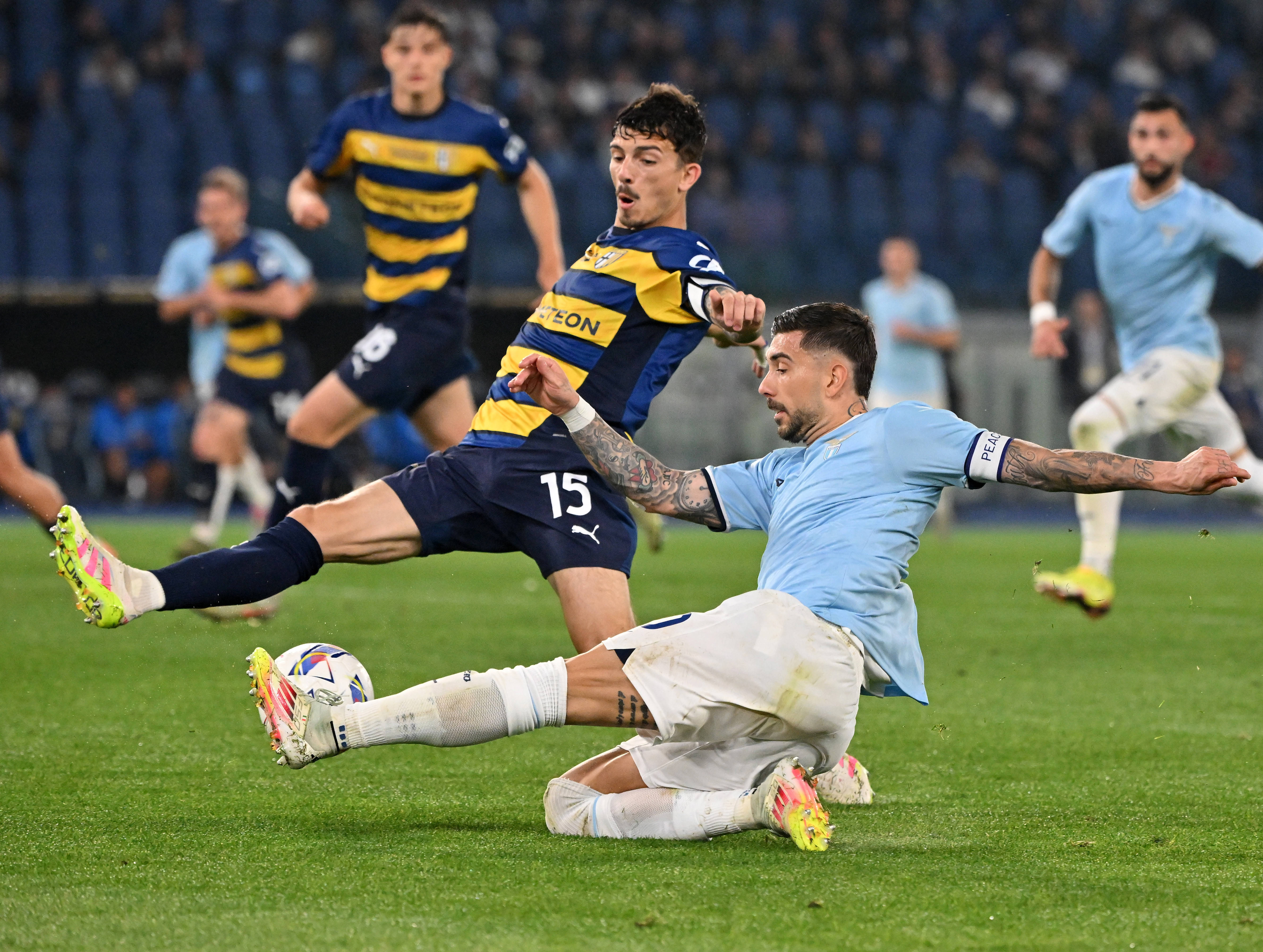 赛前体能课后，门兴格拉德巴赫临场应变备战意大利杯，态度坚定，轮换策略成焦点 -九游棋牌